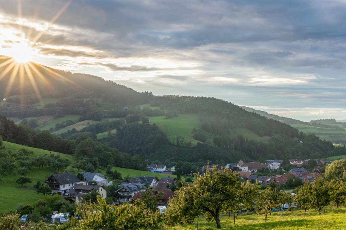 Felsenweg AdobeStock 44956437