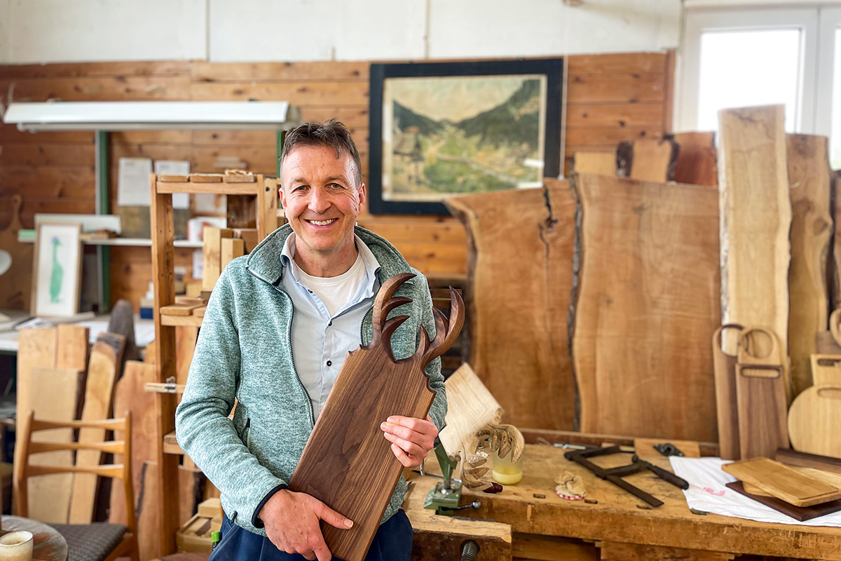 __Aufmacher_IMG_5491 Inspiriert durch seine Schwarzwälder Heimat fertigt Hans-Jürgen Schmid aus Loßburg in seiner Landwerkstatt, einer ehemaligen Skifabrik, Unikate aus Holz an.